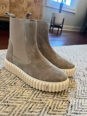 Voile Blanche Taupe Suede Chelsea Platform Booties
